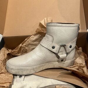 NEW IN BOX ! FRYE  Lina distressed booties
